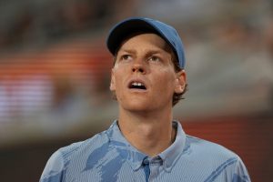 Sinner preoccupa il Roland Garros: malore durante il match con Cerúndolo, ecco come sta il numero uno al mondo