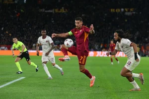 Roma, Ndicka ko: lesione di secondo grado al bicipite femorale, emergenza verso Verona