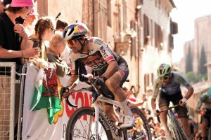 Jonas Vingegaard consolida il primato al Giro d’Italia: l’analisi della diciassettesima tappa verso Andalo
