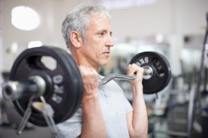 Fare sport dopo i 50 anni va benissimo, ma gli esperti concordano sul fatto che guardare i video di un esercizio prima di eseguirlo non rende più forti, ma aiuta a migliorare la connessione mente-muscolo