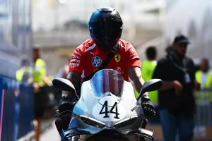 Hamilton stupisce i fan della F1 arrivando a Monaco con una Ducati in edizione limitata